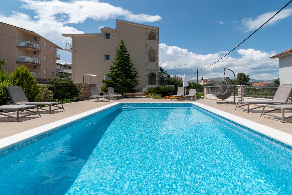 Bazén v ubytovaní Apartments Brico - Heated Pool alebo v jeho blízkosti