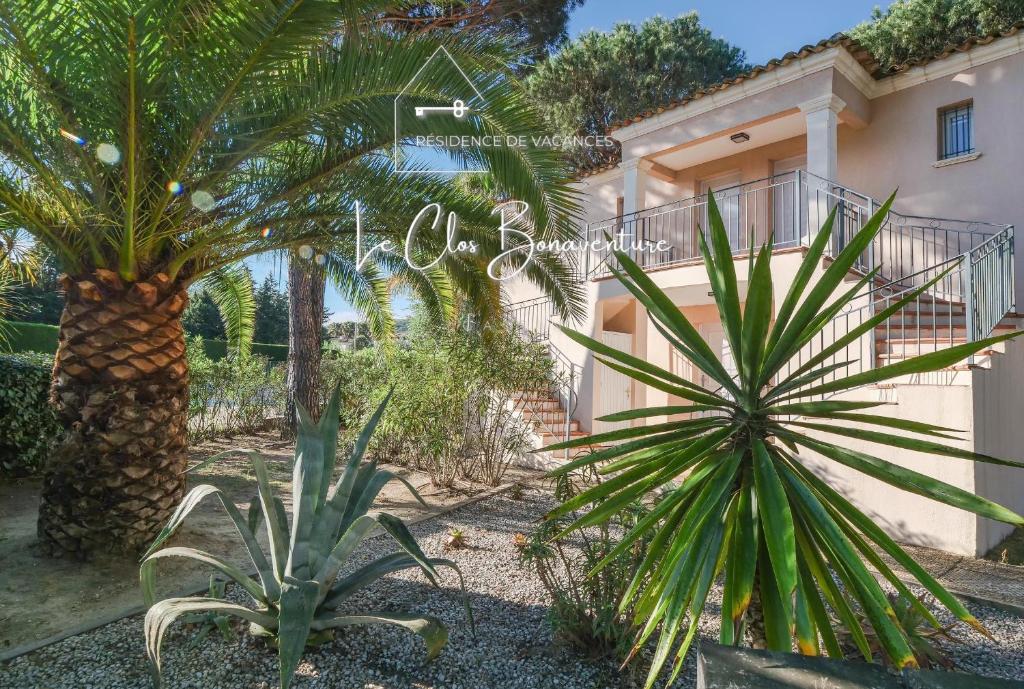 a house with two palm trees in front of it at Clapotis des Flots St Tropez XII in Saint-Tropez
