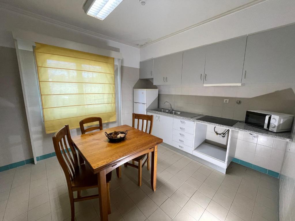 A cozinha ou cozinha compacta de HI Bragança – Pousada de Juventude