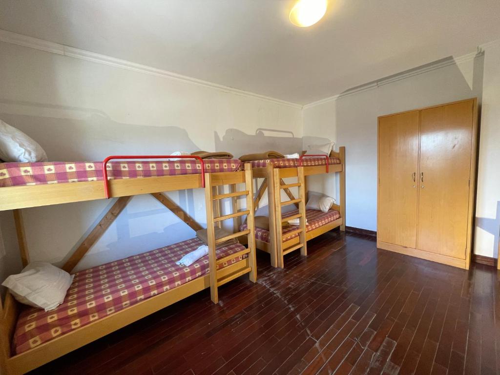 Cama ou camas em um quarto em HI Bragança – Pousada de Juventude