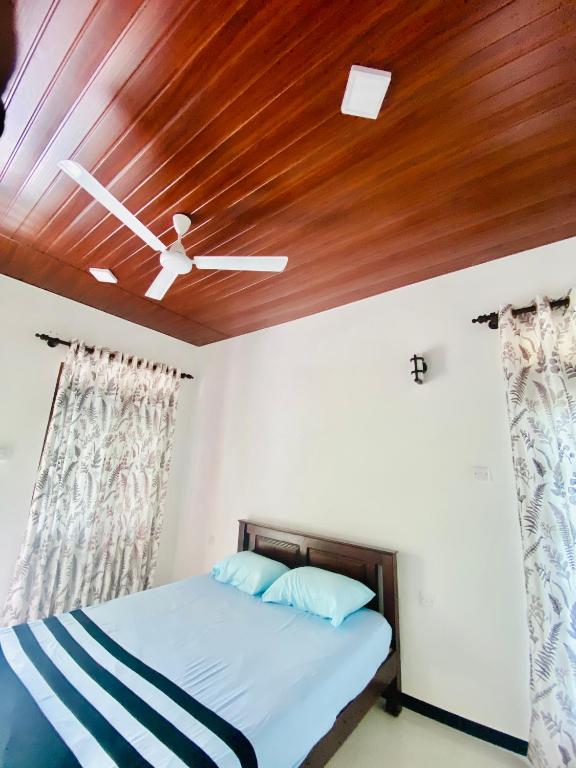 Postel nebo postele na pokoji v ubytování Geethani Tourist Home Polonnaruwa