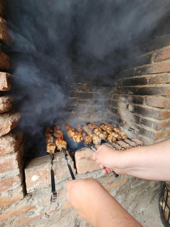 Gril dostupný pro hosty v venkovského domu