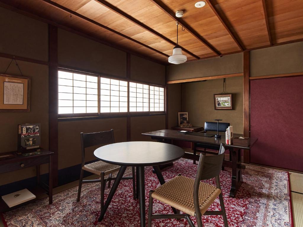 un ufficio con tavolo, sedie e scrivania di 京の宿　石原 a Kyoto