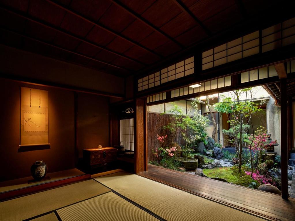 una camera con una grande finestra con giardino esterno di 京の宿　石原 a Kyoto