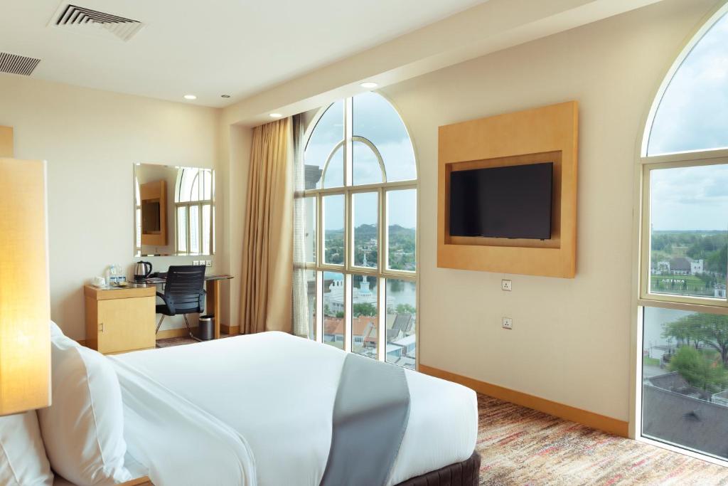 Postel nebo postele na pokoji v ubytování The Waterfront Hotel Kuching