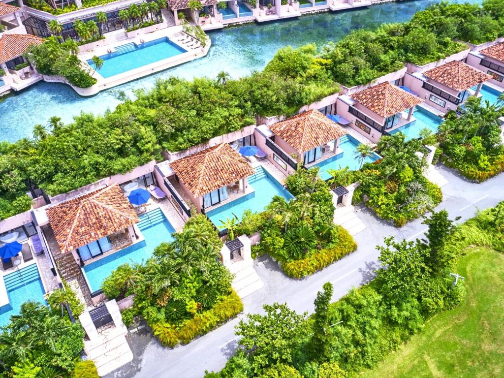 Bazén v ubytování Shigira Bayside Suite Allamanda nebo v jeho okolí