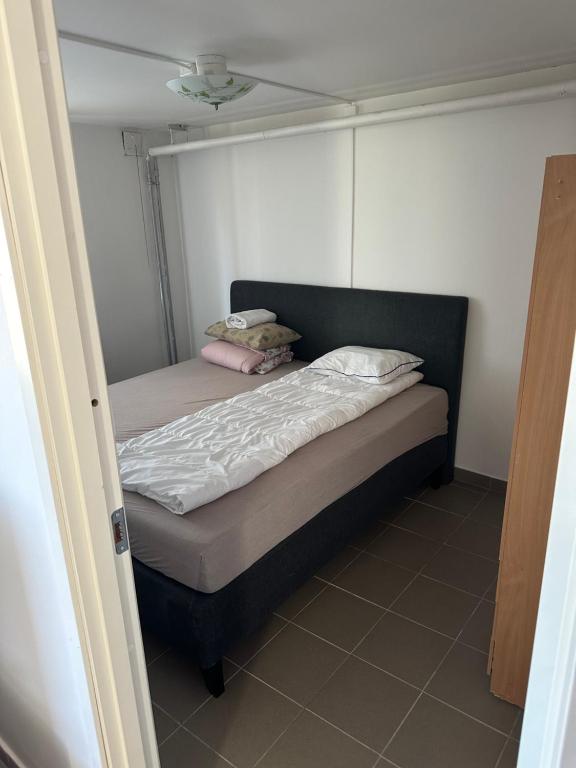 Lägenheter i Luleå في لوليا: غرفة نوم صغيرة مع سرير في غرفة