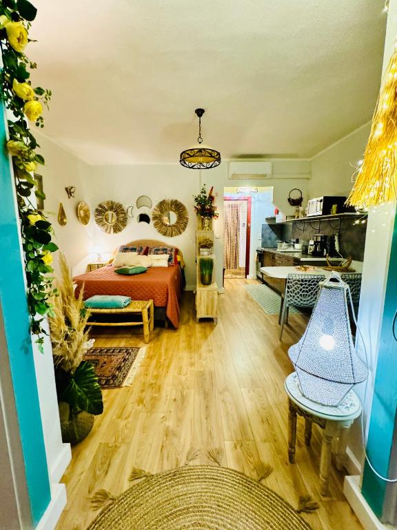 une chambre avec un lit et un salon dans l'établissement Casa Marana, à Borgo