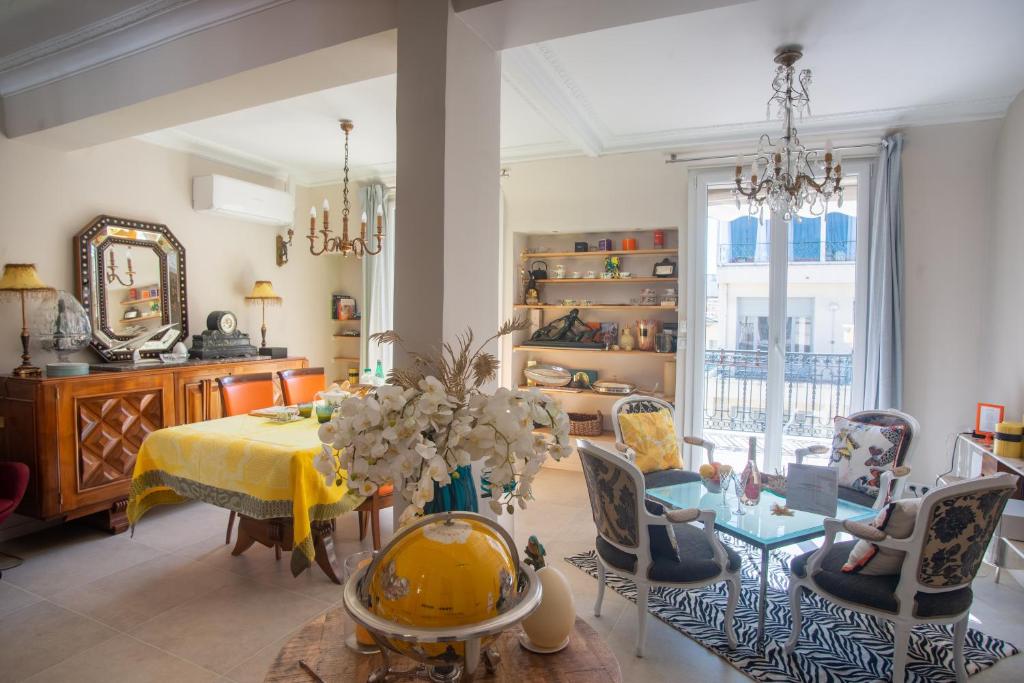 une salle à manger avec une table et des chaises dans l'établissement Authentic Nice Apartment - Sunny Terrace - Happy Rentals, à Nice