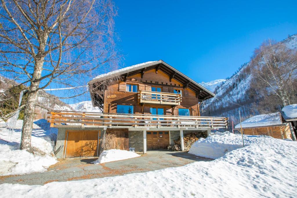 O vedere generală la munți sau o vedere la munte luată de la acest chalet