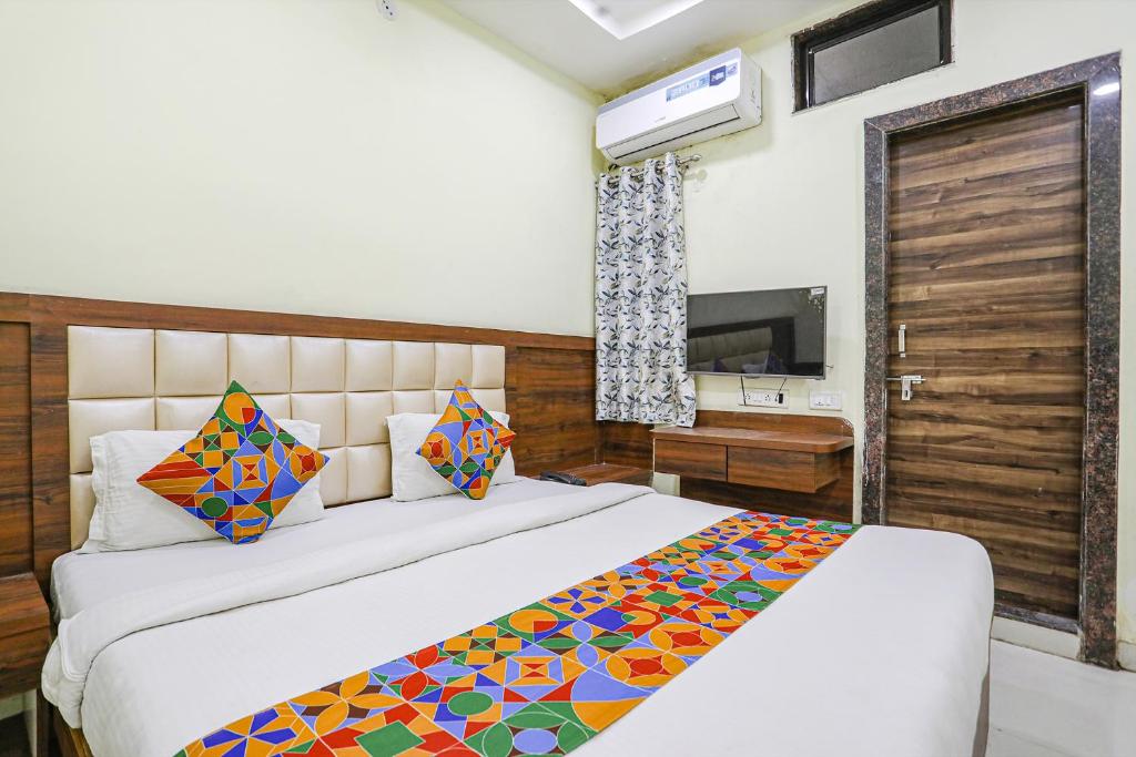 Un pat sau paturi într-o cameră la FabHotel Naresh Palace