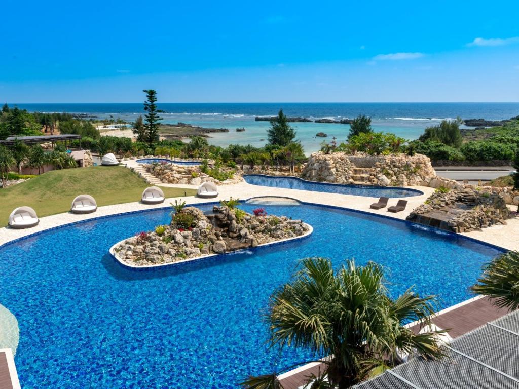 Bazén v ubytování Shigira Bayside Suite Allamanda nebo v jeho okolí