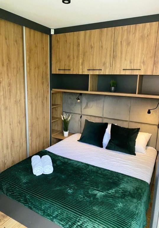 Posteľ alebo postele v izbe v ubytovaní CISZA Bungalows Village / Blisko Natury