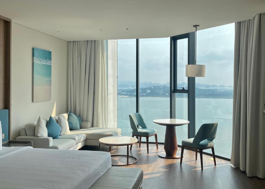 Khu vực ghế ngồi tại Luxury Apartment in A La Carte Ha Long Bay
