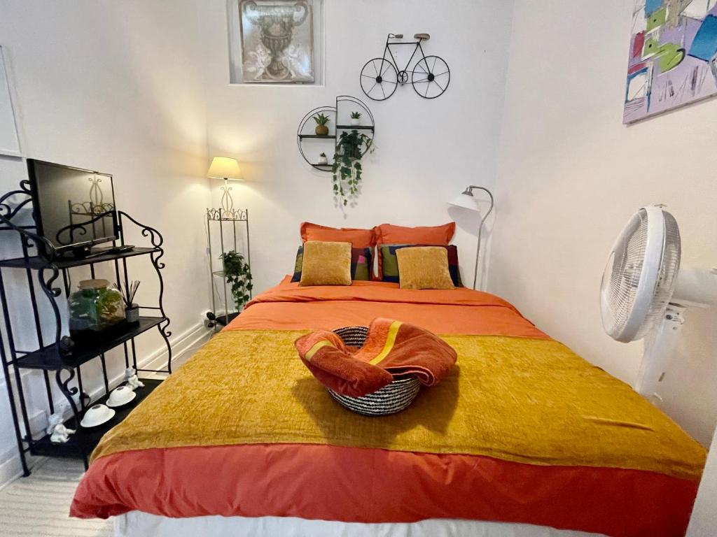 a bedroom with a bed with a basket on it at Studio au coeur du centre historique in Dijon