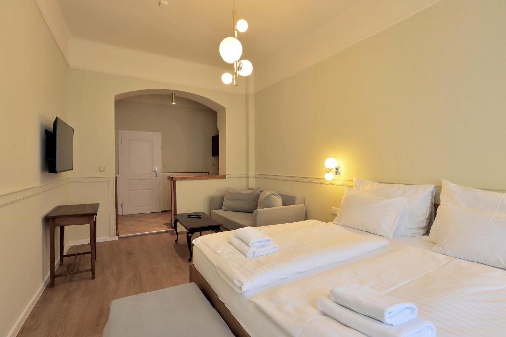 Postel nebo postele na pokoji v ubytování Kavalír Apartments