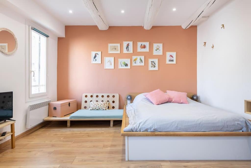 - une chambre avec un lit et une télévision dans l'établissement Le Cocon de Grignan, à Marseille