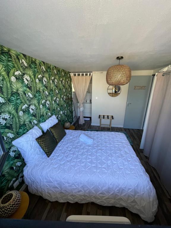 Schlafzimmer mit einem Bett mit blauer Decke in der Unterkunft A louer appartement t2 in Espalion
