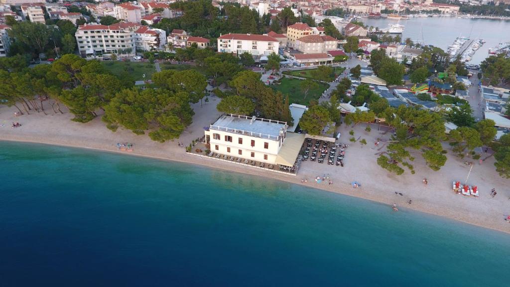 una vista aérea de una playa con un edificio en Beach rooms Riviera - Žuta Kuća en Makarska