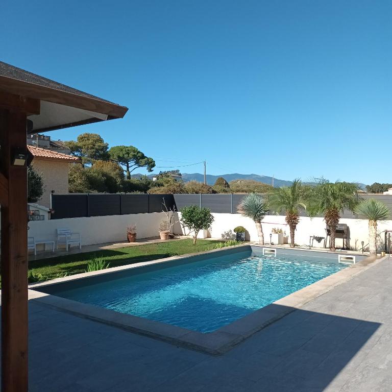 une piscine dans l'arrière-cour d'une maison dans l'établissement Magnifique villa, à Penta-di-Casinca