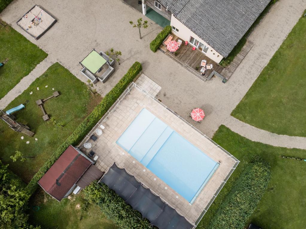 einen Blick über einen Pool im Hof in der Unterkunft Gîte Bellevue in Paulin