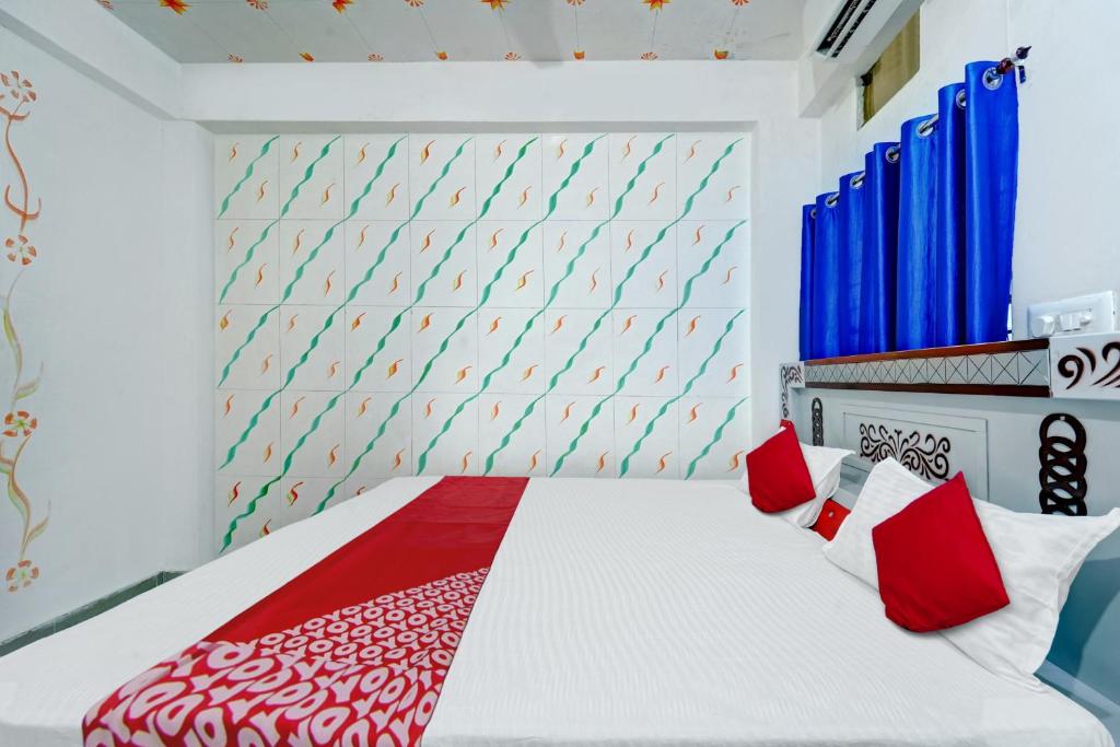 Krevet ili kreveti u jedinici u objektu OYO Flagship Hotel S Square Guest House