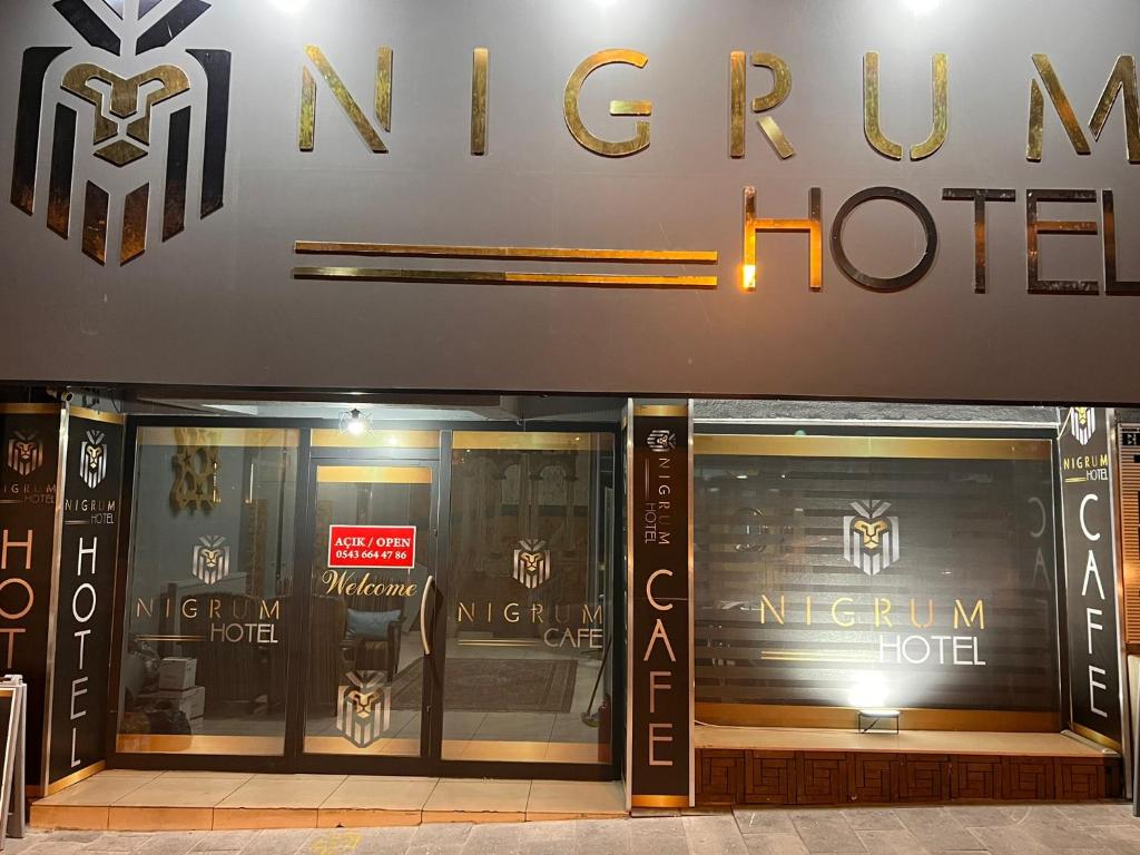 un negozio di fronte a un hotel di lusso di NIGRUM HOTEL a Nevşehir