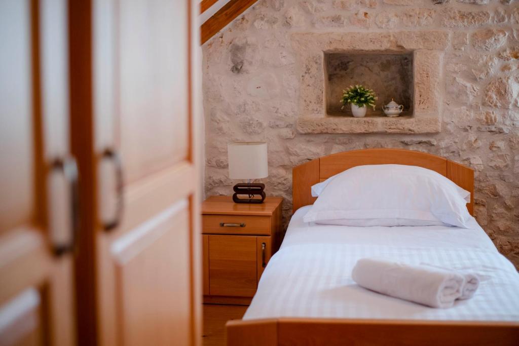 Postel nebo postele na pokoji v ubytování Traditional villa Juta for 8 people