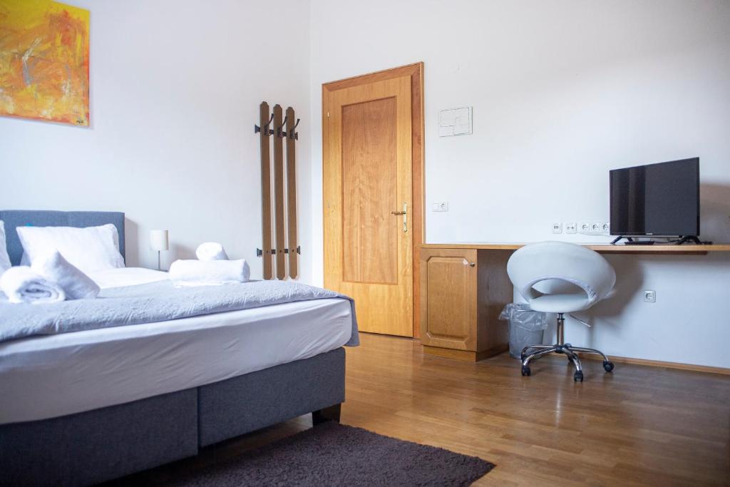 Postel nebo postele na pokoji v ubytování Trend Lokal-Rooms-Bar