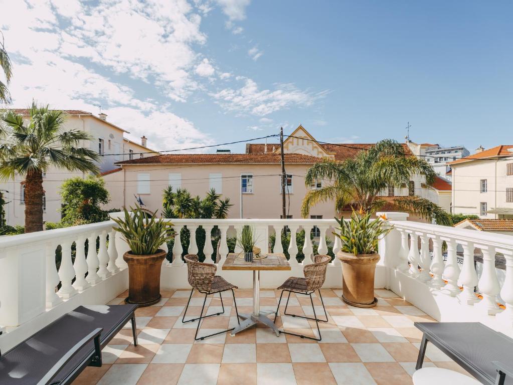Balkón nebo terasa v ubytování Hôtel La Villa Juan Beach