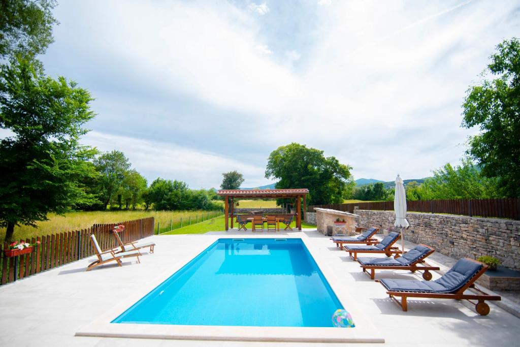 Bazén v ubytování Traditional villa Juta for 8 people nebo v jeho okolí