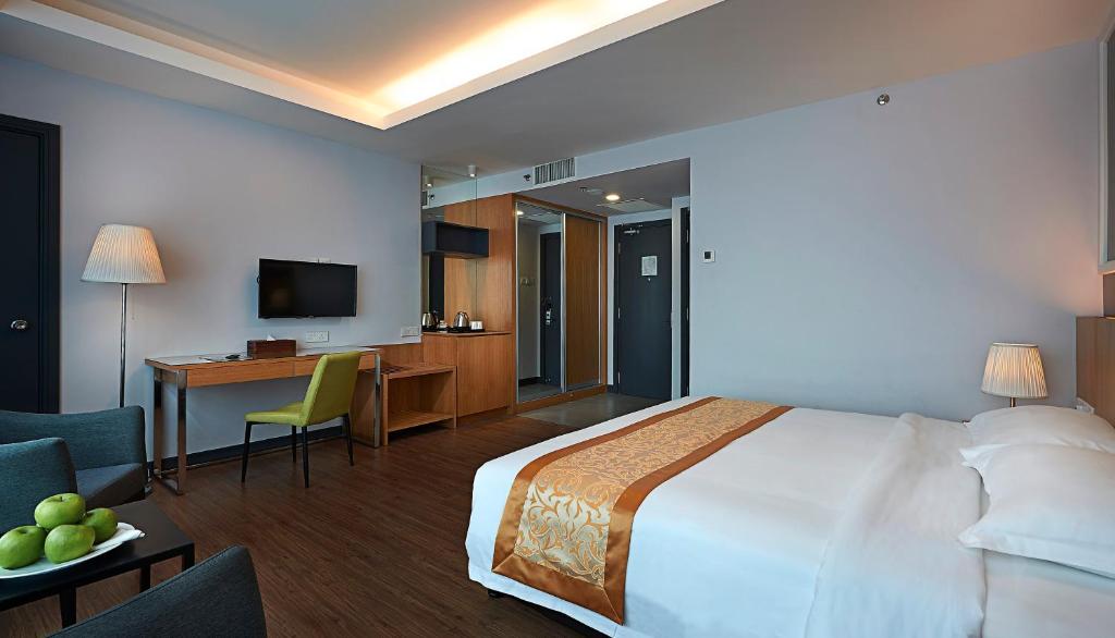 Hotel Transit Kuala Lumpur - Deluxe King Room With KL Tower View
