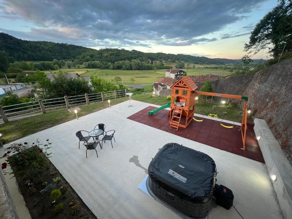 Veliki KomorにあるHoliday Home Ana with Sauna, Jacuzzi & Playgroundの遊び場付きのパティオの空中ビュー
