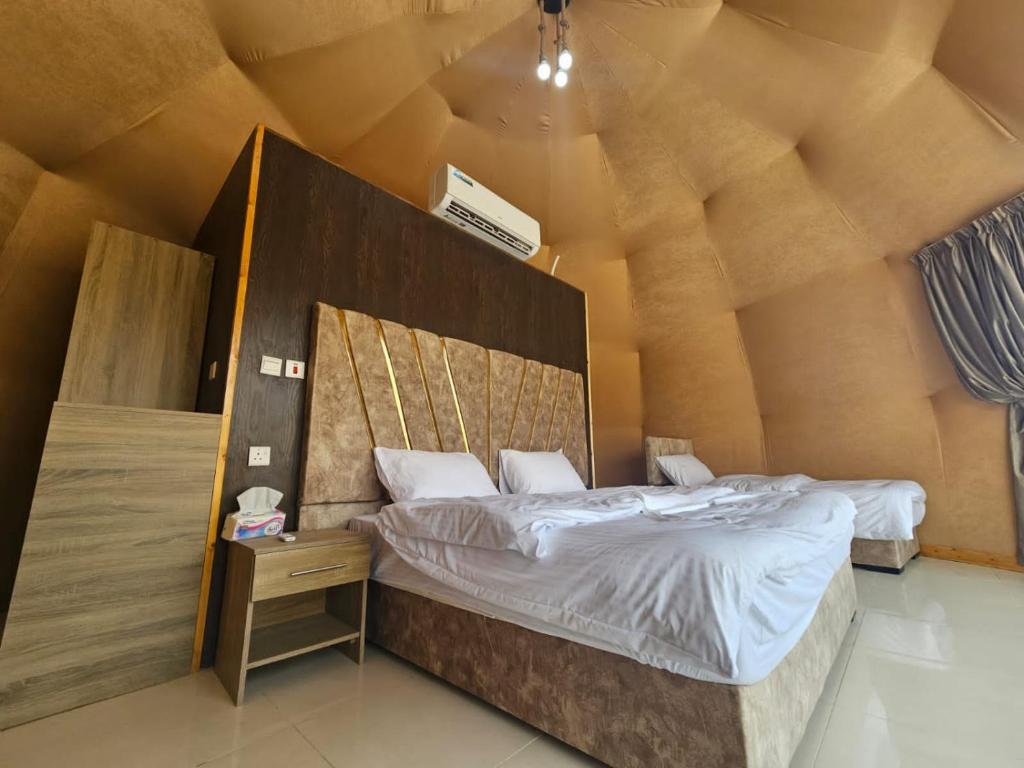 Postel nebo postele na pokoji v ubytování Salma Desert Camp