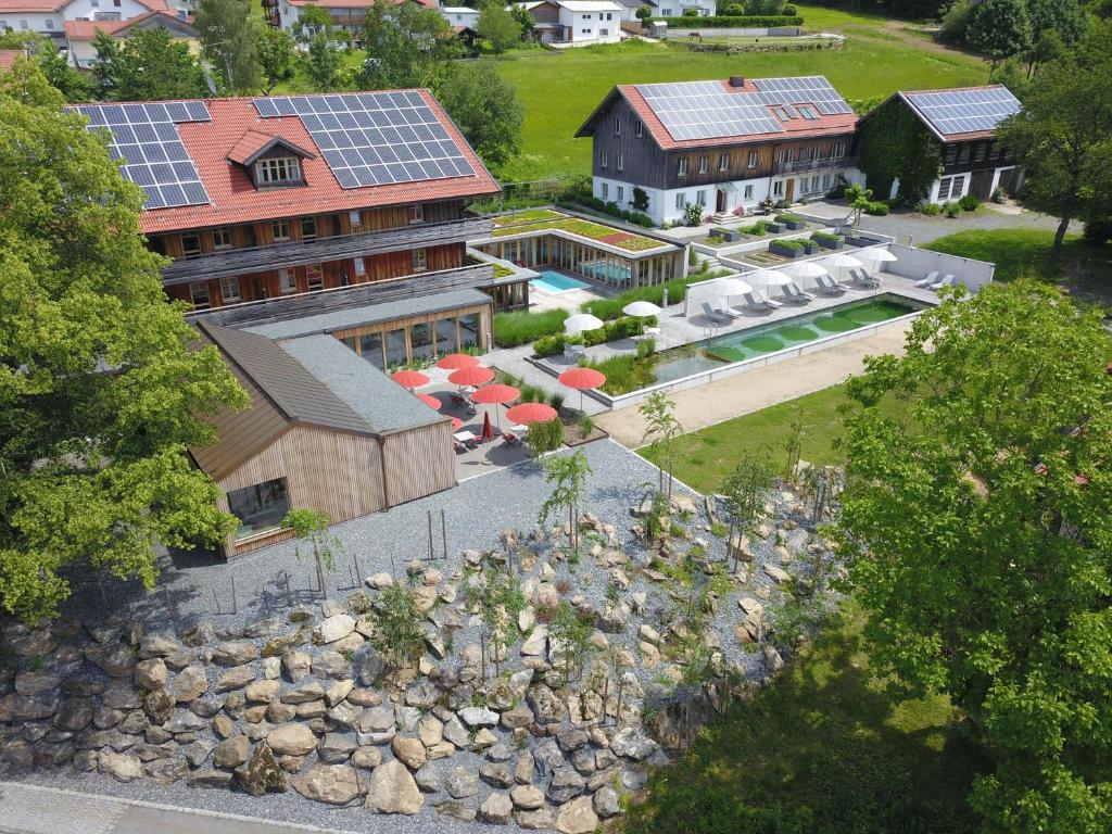 una vista aerea di una casa con pannelli solari sul tetto di Biohotel Pausnhof a Sankt Oswald