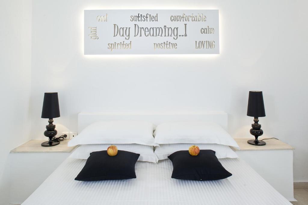Postel nebo postele na pokoji v ubytování Acqua Vatos Santorini Hotel
