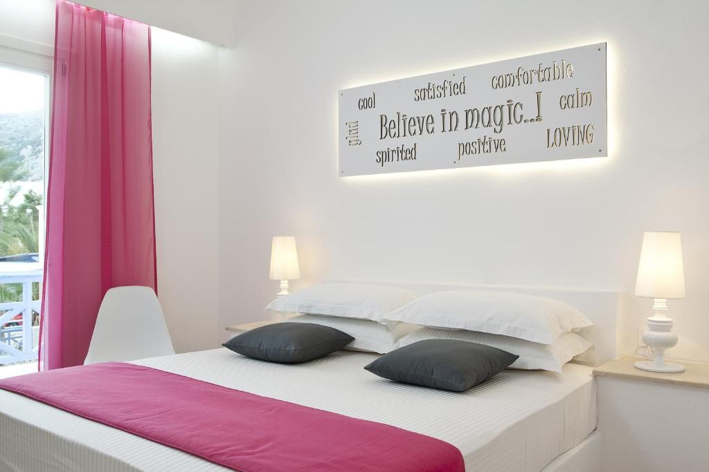 Postel nebo postele na pokoji v ubytování Acqua Vatos Santorini Hotel