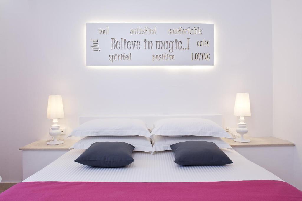 Postel nebo postele na pokoji v ubytování Acqua Vatos Santorini Hotel