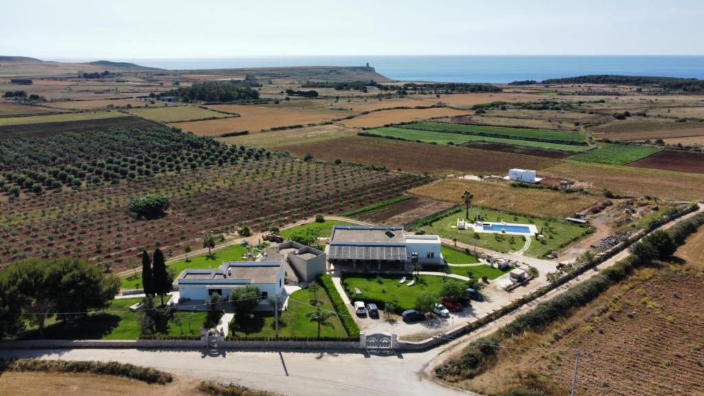 una vista aérea de una casa en un campo en Agriturismo Casa del Peperoncino en Otranto