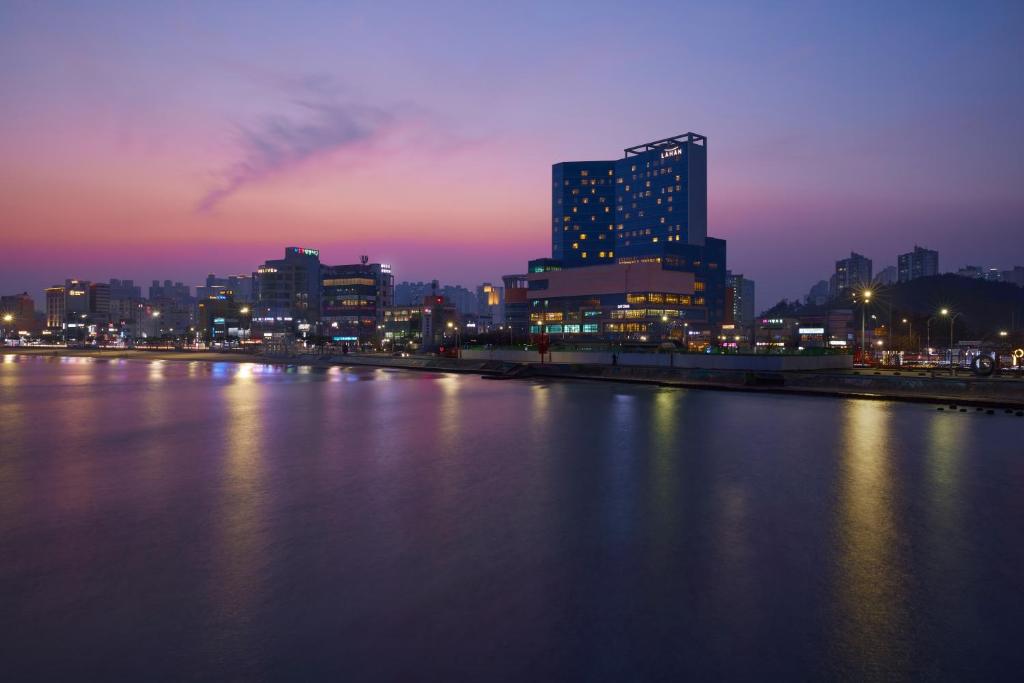 uma vista para o horizonte da cidade à noite em Lahan Hotel Pohang em Pohang