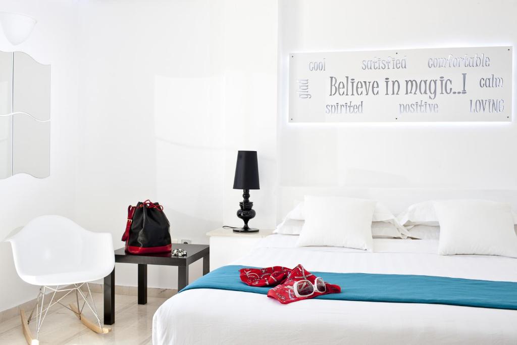 Postel nebo postele na pokoji v ubytování Acqua Vatos Santorini Hotel