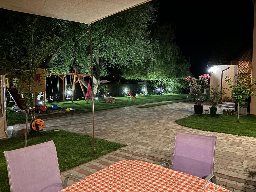 Een tuin van Linett Apartman