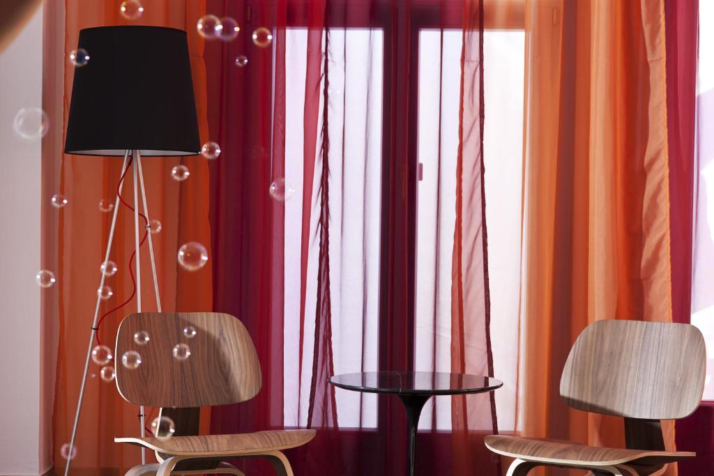 TV a/nebo společenská místnost v ubytování Acqua Vatos Santorini Hotel