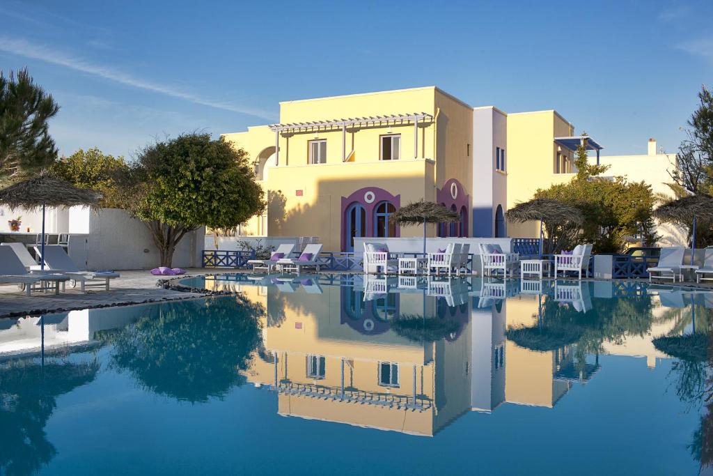 Bazén v ubytování Acqua Vatos Santorini Hotel nebo v jeho okolí