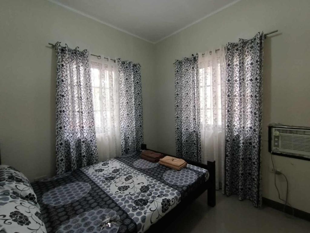 Кровать или кровати в номере Espina's Residence