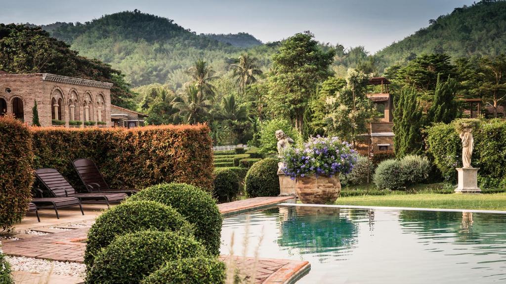 una casa con piscina en un jardín en La Toscana, en Suan Phueng