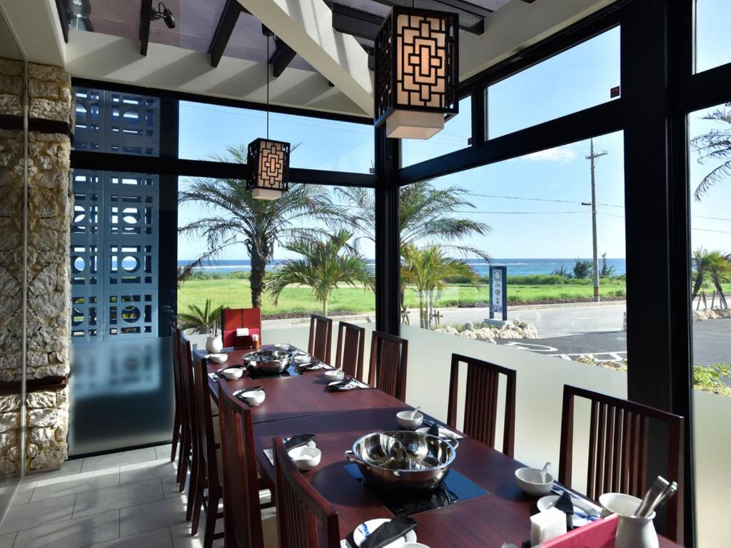 Restaurace v ubytování Shigira Bayside Suite Allamanda