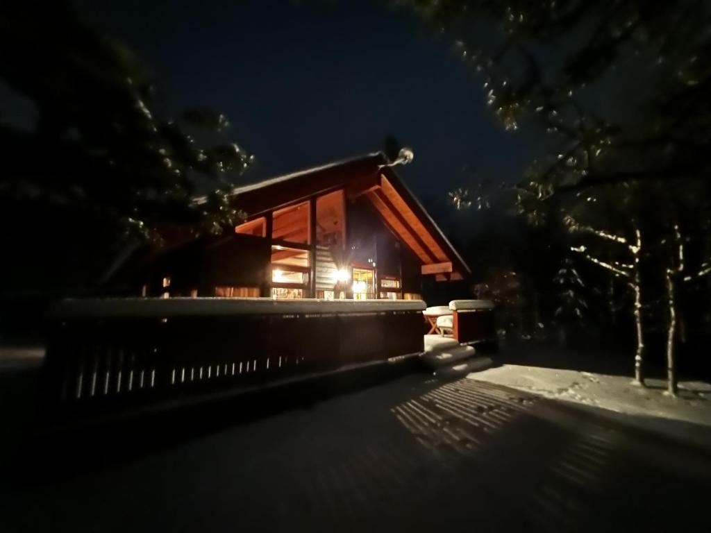domek na śniegu w nocy w obiekcie Koselig hytte med usjenert og solrik beliggenhet w mieście Geilo