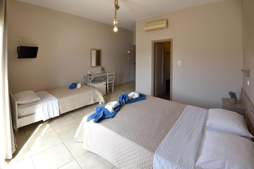 Postel nebo postele na pokoji v ubytování Kohili Kolibithra in Tinos