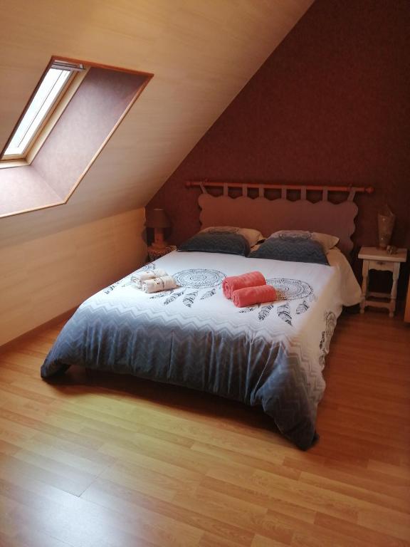 une chambre avec un lit avec deux serviettes dessus dans l'établissement zénitude, à Saint-Ouen-du-Mesnil-Oger